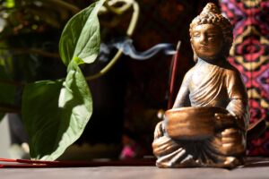 Ilustração simbólica representando o bem-estar social e a harmonia espiritual associados à celebração do Wesak.
