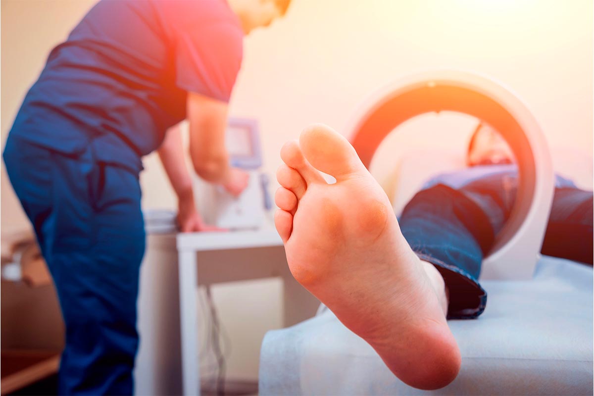 Paciente em exame, com foco no pé, fazendo uso da magnetoterapia no esporte